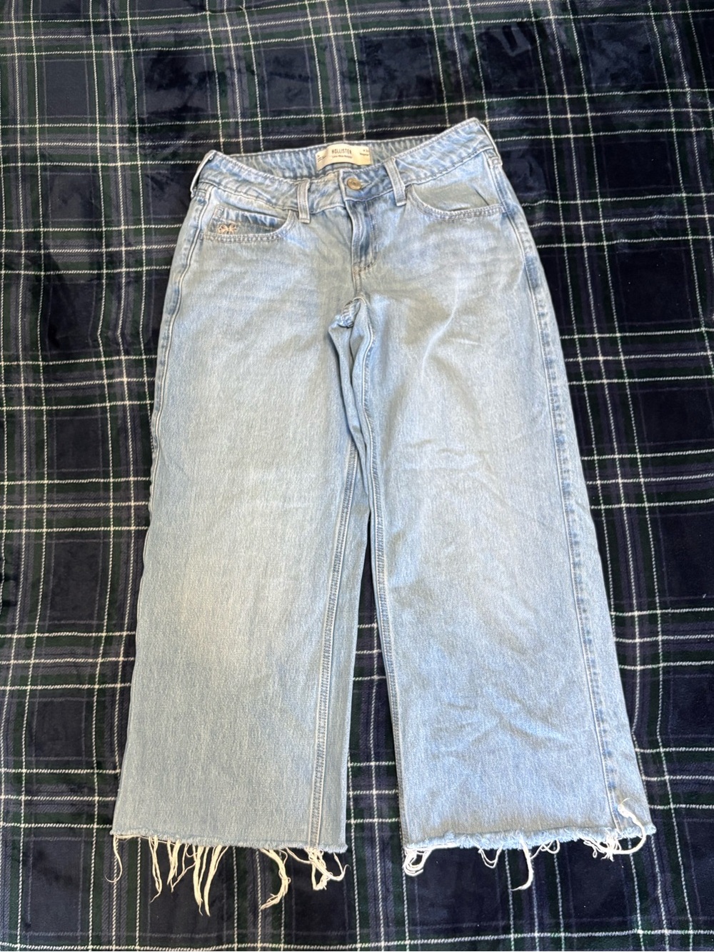 Hollister light wash low-rise baggy jeans w/ bow details on pockets. Size 26.